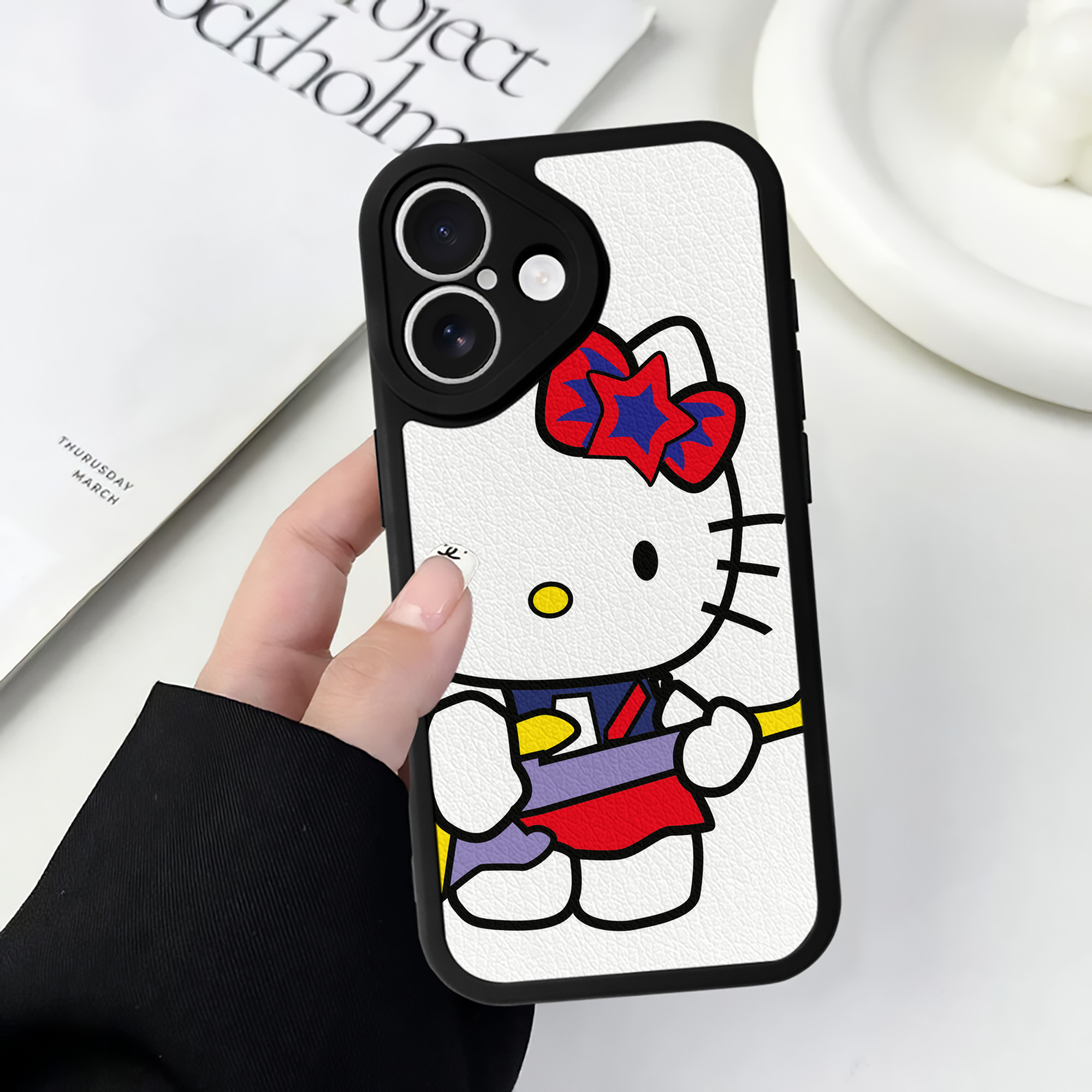 （画像用） Hello Kitty ハローキティ 【iPhone 16シリーズ対応】シリコンスマホケース（レザー調） 材質：シリコン